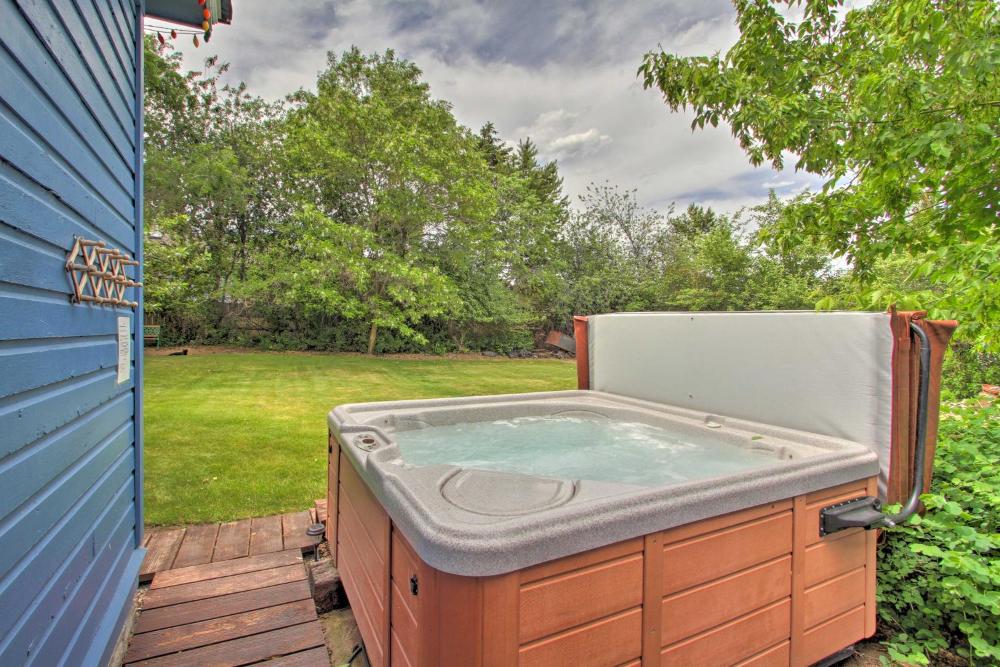 Cozy Home with Hot Tub Half Mi to Salmon River!